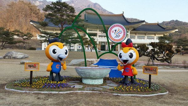 ▲ 문경새재도립공원 내에 설치된 2015경북문경세계군인체육대회 조형물ⓒ문경시 제공