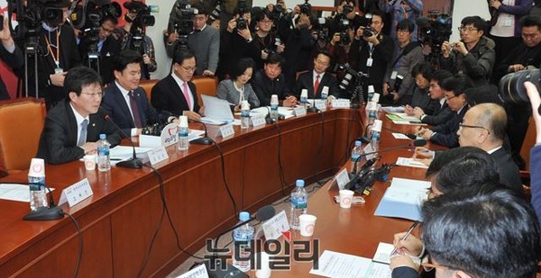 ▲ 새누리당 유승민 원내대표와 원유철 정책위의장. 문형표 보건복지부 장관 등이 6일 오후 국회에서 건강보험료 개편 관련 당정 회의를 갖고 있다.ⓒ뉴데일리 이종현 기자