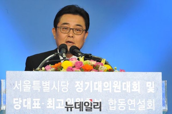 ▲ 새정치민주연합 최고위원 경선에 출마한 8인의 후보자 중 선두권에서 최다 득표자 자리를 놓고 경쟁하고 있는 것으로 알려진 전병헌 후보가 지난달 31일 상중임에도 서울지역 합동연설회에 나와 발언하고 있다. ⓒ뉴데일리 이종현 기자