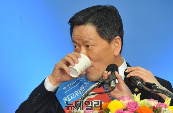 ▲ 새정치민주연합 최고위원 경선에 출마한 8인의 후보자 중 선두권에서 최다 득표자 자리를 놓고 경쟁하고 있는 것으로 알려진 주승용 후보가 지난달 31일 서울 지역 합동연설회에서 연설에 앞서 물을 마시고 있다. ⓒ뉴데일리 이종현 기자