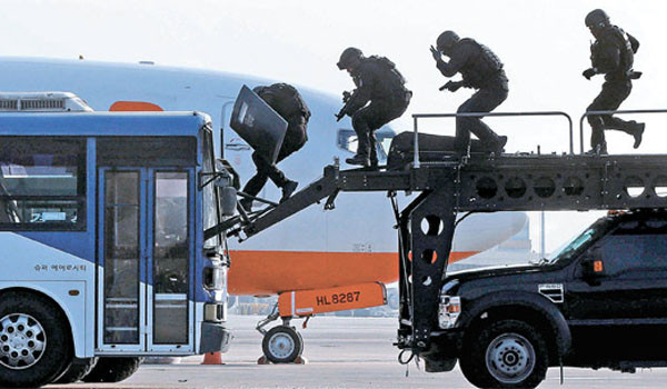 ▲ 대테러 훈련 중인 경찰 868특공대. 뛰어난 대테러부대이지만 이들이 테러예방활동을 하는 것은 아니다. ⓒJTBC 관련 보도화면 캡쳐