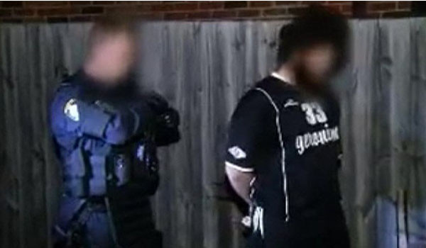 테러조직 연루용의자를 체포하는 영국 경찰. 한국에서는 불가능하다. ⓒ英BBC 보도화면 캡쳐-南웨일스 경찰 제공