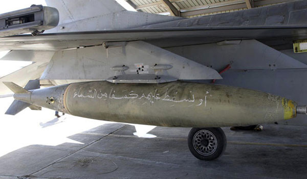 ▲ 요르단 공군은 지난 5일(현지시간) ISIS 공습에 앞서 공군들이 폭탄에 문구를 적는 장면을 공개하기도 했다. ⓒ러시아투데이 보도화면 캡쳐