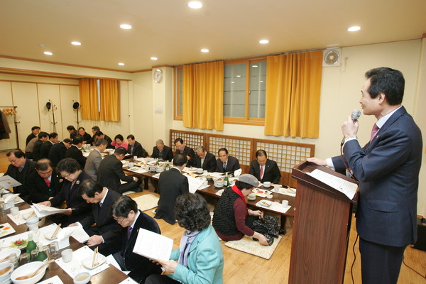 ▲ 이동희 대구시의회 의장과 전직 대구시의원들이 지난 6일 만나 대구시의회 의정방향 등에 대한 간담회를 열었다.ⓒ대구시의회 제공