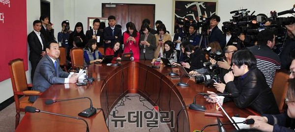 ▲ 지난달 23일 국무총리 후보자로 지명된 직후, 새누리당 원내대표실에서 기자회견을 가지고 있는 이완구 총리 후보자. ⓒ뉴데일리 이종현 기자