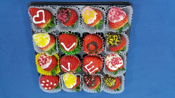 ▲ 칠곡군이 개발한 퓨전상품 ‘상큼 딸기와 달콤 초코의 러브스토리’ ⓒ칠곡군 제공