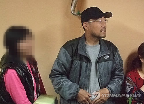 ▲ 서울 강동경찰서는 난치병을 치료해 준다며 불법의료행위를 한 혐의(보건범죄단속에관한특별조치법 위반 등)로 명일동 모 교회 조모(56) 목사와 아내 강모(63)씨에 대해 5일 구속영장을 신청키로 했다. 소금물 관장을 하는 이 불법의료행위 캠프에는 지난 2011년 9월 대장암으로 숨진 고(故) 최동원 선수도 참가한 것으로 경찰은 보고 있다. 사진은 조씨가 공동대표로 있는 J 건강교육원 홈페이지에 실린 2011년 교육 사진으로, 최 선수가 참가한 것을 확인할 수 있다. ⓒ 연합뉴스