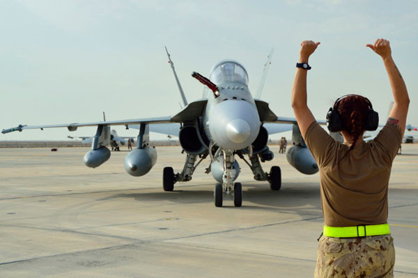 ▲ 미국, 영국, 캐나다, 호주, 사우디아라비아 등이 참가한 국제동맹군은 7일(현지시간) 하루에만 25차례의 공습을 실시했다고 밝혔다. 사진은 지난 9월 중동에 도착한 캐나다 공군 CF-18의 모습. ⓒ캐나다 내셔널포스트 보도화면 캡쳐