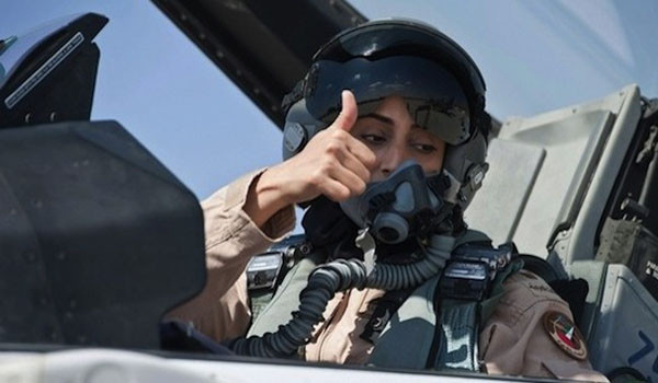 ▲ 2014년 9월 ISIS 공습에 참가한 뒤 귀환한 UAE 공군 마리암 알 만수리 소령. ISIS 공습에 동참한 첫 여성파일럿으로 유명했다. ⓒ엘리트 데일리 보도화면 캡쳐-UAE 공군
