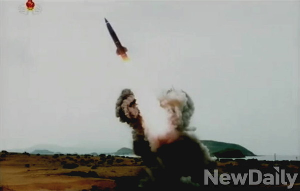 ▲ 북한이 지난해 8월 15일 공개한 단거리 신형미사일 추정 발사체.ⓒ유튜브 화면캡쳐