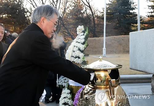 ▲ 새정치민주연합 문재인 대표가 9일 국립현충원 내에 위치한 우남 이승만 박사의 묘역을 찾아 분향하고 있다. ⓒ연합뉴스 사진DB