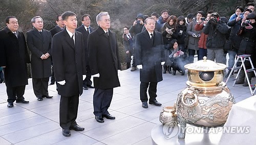 ▲ 새정치민주연합 문재인 대표가 9일 국립현충원 내에 위치한 박정희 전 대통령의 묘역을 찾아 헌화, 분향한 뒤 묵념을 앞두고 있다. 뒷줄은 왼쪽부터 문희상 전 비대위원장, 우윤근 원내대표, 김성곤 전 전대준비위원장. 이날 이승만·박정희 전 대통령 묘역 참배에 전날 선출된 최고위원들은 동행하지 않았다. ⓒ연합뉴스 사진DB