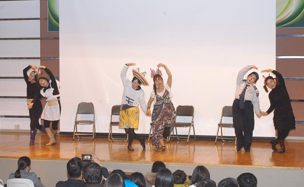 ▲ 영어뮤지컬지도사 자격과정 1기생들이 지난 7일 이 대학 시청각실에서 수료식을 겸해 영어뮤지컬 시골쥐와 도시쥐, 개미와 베짱이 작품을 발표하는 모습.ⓒ영진전문대 제공