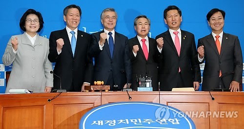 ▲ 9일 열린 새정치민주연합 첫 최고위원회의에서 새로운 당 지도부 구성원들이 파이팅을 외치고 있다. 사진 왼쪽부터 유승희 주승용 최고위원, 문재인 대표, 우윤근 원내대표, 정청래 오영식 최고위원. ⓒ연합뉴스 사진DB