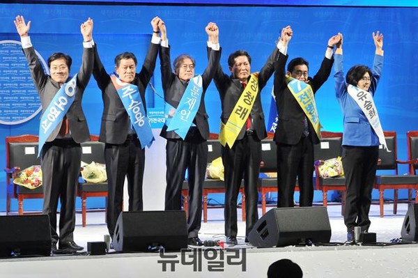 지난 8일 서울 올림픽경기장에서 열린 전당대회에서 당선자들이 손을 흔들고 있다 ⓒ뉴데일리 이종현 기자