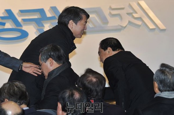 ▲ 새정치민주연합 전당대회가 8일 서울 잠실 올림픽 체조경기장에서 열린 가운데, 안철수 전 공동대표가 내빈석으로 들어서며 문희상 비상대책위원장과 악수하고 있다. ⓒ뉴데일리 이종현 기자