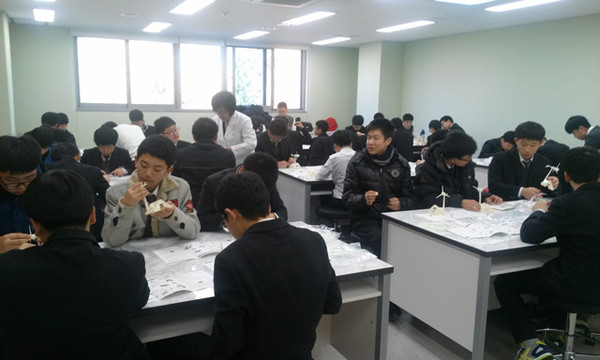 ▲ 학생들이 김천녹색미래과학관에서 과학체험교실에 참여하고 있다. ⓒ김천시 제공