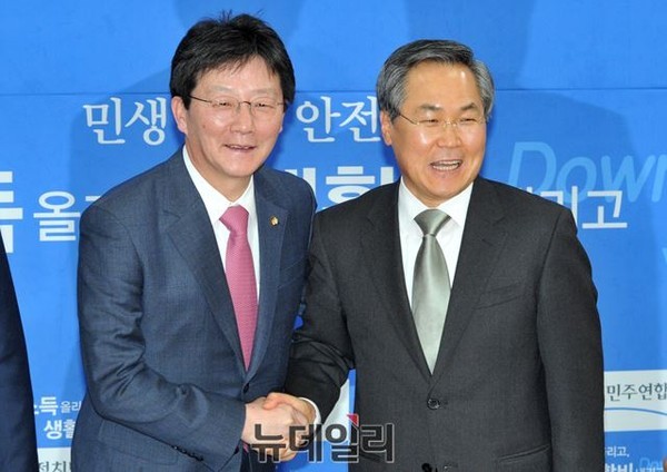 ▲ 새누리당 유승민 신임 원내대표가 당선된 날 바로 야당을 찾아 우윤근 원내대표와 악수를 하고 있다. ⓒ뉴데일리 이종현 기자