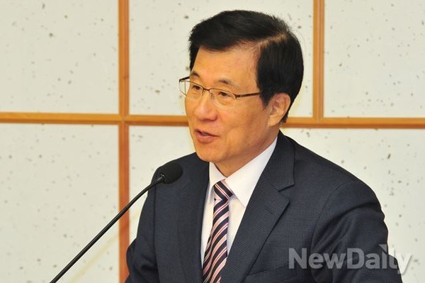 ▲ 새정치민주연합 국정원 대선개입 무죄공작 저지 특별위원회는 9일 원세훈 전 국정원장의 공직선거법 위반 혐의를 인정한 항소심 판결 직후 국회에서 성명을 발표했다. 사진은 특위의 신경민 위원장. ⓒ뉴데일리 이종현 기자