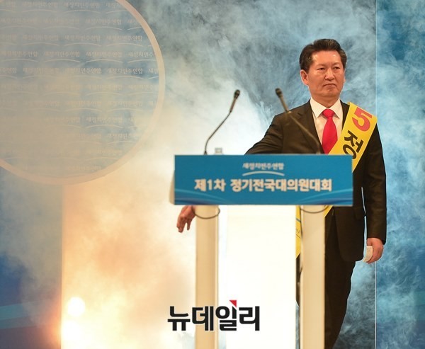 ▲ 새정치민주연합 정청래 최고위원이 지난 9일 문재인 당대표의 이승만-박정희 전 대통령 묘역 참배에 대해 "유대인이 학살현장이나 히틀러의 묘소에 가서 참배할 수 있겠느냐"고 말하며 비난했다. ⓒ뉴데일리 정상윤 기자