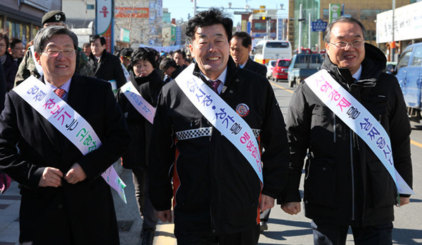 ▲ 전통시장 장보기 행사에 나선(사진 왼쪽부터) 곽용환 고령군수,이달호 군의회 의장, 윤병록 고령군농협 지부장  ⓒ뉴데일리