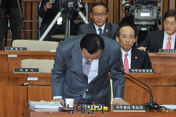 ▲ 이완구 국무총리 후보자가 10일 오전 국회에서 열린 인사청문회장에서, 이른바 '언론외압 의혹'과 관련해 사죄의 뜻을 표하며 자리에서 일어나 고개를 숙이고 있다. ⓒ뉴데일리 이종현 기자