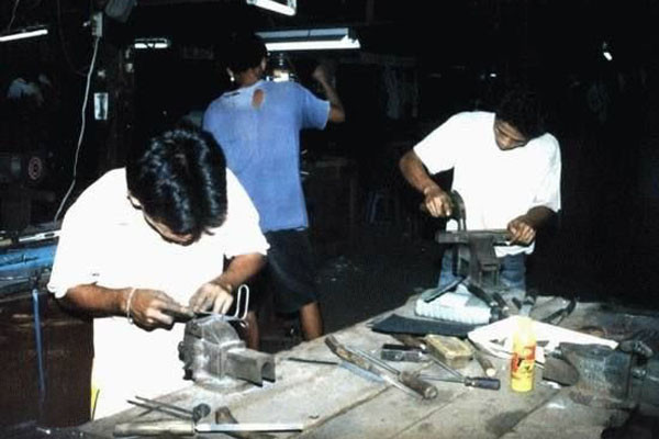 ▲ 필리핀의 사제총기 공장. 가내 수공업 수준의 이런 총기공장이 수백 군데가 넘는다. 필리핀에서는 돈만 있으면 어린이도 총을 구할 수 있어 치안이 엉망이다. ⓒ온라인 커뮤니티 화면 캡쳐