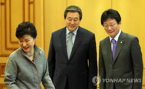 ▲ 박근혜 대통령이 10일 오전 청와대를 방문한 새누리당 지도부와의 접견에서 인사를 나눈 뒤 자리로 향하고 있다. 오른쪽부터 유승민 원내대표, 김무성 대표. ⓒ연합뉴스 사진 DB