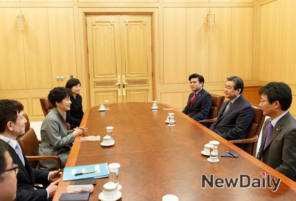 박근혜 대통령이 10일 오전 새누리당 지도부를 청와대로 초청해 회동하고 있다.  ⓒ 뉴데일리(청와대 제공)