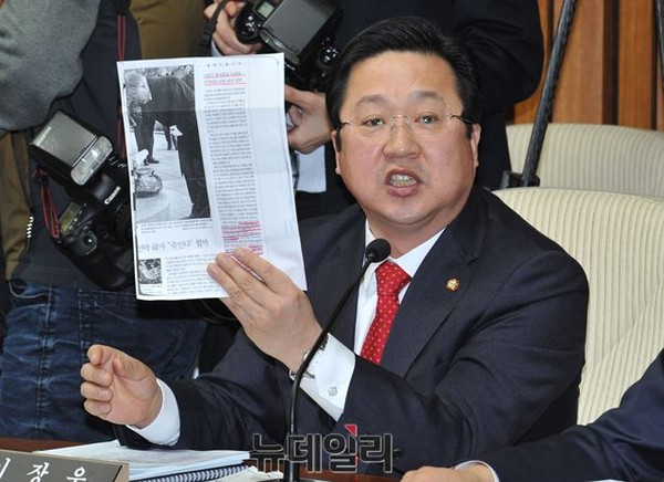 ▲ 새누리당 이장우 인사청문특위 위원이 10일 오후 이완구 국무총리 후보자에 대한 인사청문회 와중에 이날 H일보 조간 신문의 1면 복사본을 들어보이며, 이른바 '녹취록'이 취재윤리에 어긋나게 만들어졌다고 주장하고 있다. ⓒ뉴데일리 이종현 기자