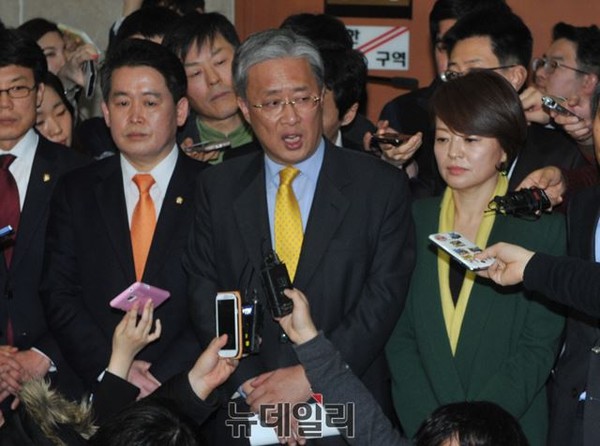 ▲ 새정치민주연합 소속 인사청문특별위원들이 10일 오후 4시 15분 무렵 국회 기자회견장에서 이완구 국무총리 후보자의 이른바 '언론외압 의혹'과 관련한 녹취를 전격 공개한 뒤 취재진의 질문에 답하고 있다. ⓒ뉴데일리 이종현 기자