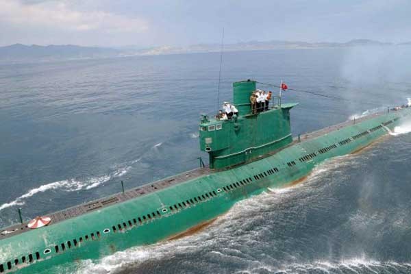▲ 김정은이 타고 지휘했다는 북한 잠수함 748호. 도입한 지 50년도 더 된 잠수함이다.ⓒ연합뉴스