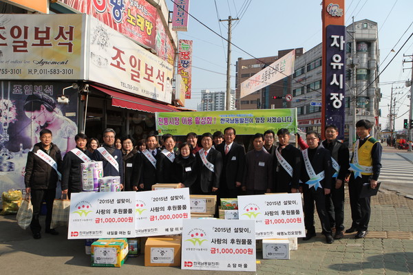 ▲ 남동발전 김낙규 상임감사가 전통시장에서 장을 보고있다