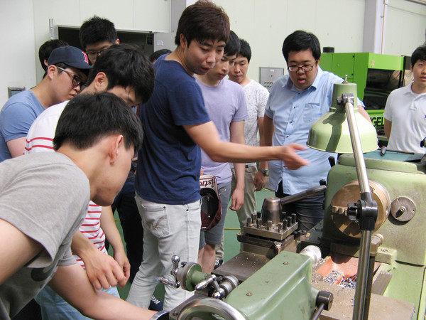 ▲ 자동차부품산업 맞춤형 Master 과정 참여 학생들이 대구대 기계실습실에서 공작실습을 하고 있다.ⓒ대구대 제공