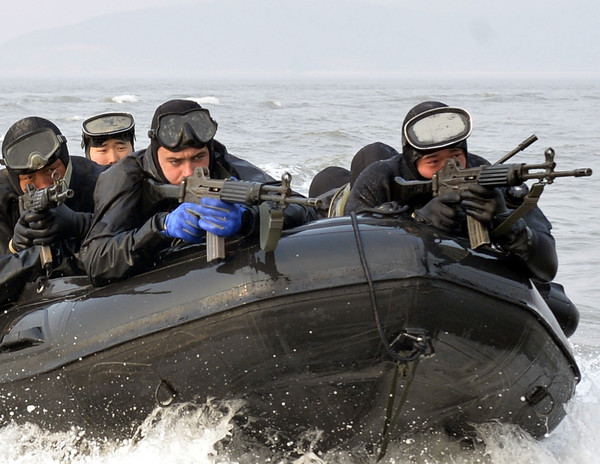 ▲ 10일, 강화도 하일리 해안에서 한미 해병대 장병들이 한 팀으로 상륙기습 고무보트(IBS)를 이용해 전술대형을 유지한 가운데 상륙해안으로 기동하고 있다.ⓒ해병대