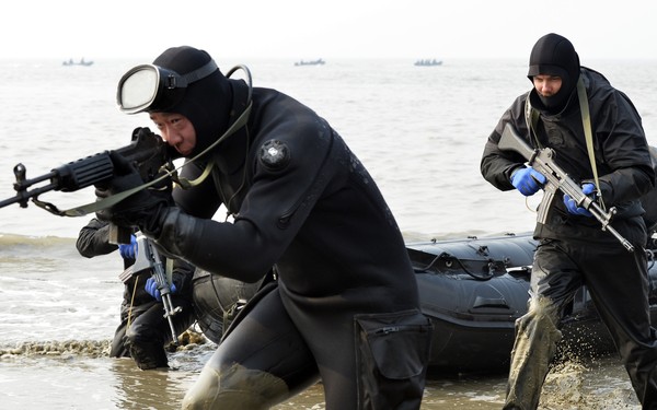 ▲ 10일, 강화도 하일리 해안에서 한미 해병대 장병들이 한 팀으로 상륙기습 고무보트(IBS)를 이용해 전술대형을 유지한 가운데 상륙해안에 접안한 한미 해병대 장병들이 내륙으로 은밀히 기동하고 있다.ⓒ해병대