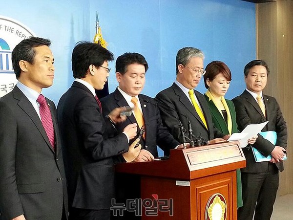 ▲ 새정치민주연합 소속의 이완구 국무총리 후보자 인사청문특별위원회 위원들이 10일 오후 4시 15분 국회 기자회견장에서 녹취 음원의 장외 공개를 강행하고 있다. ⓒ뉴데일리