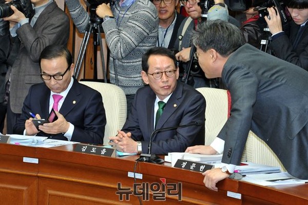 ▲ 새누리당 소속의 이완구 국무총리 후보자 인사청문특별위원회 위원들이 10일 청문회가 열린 국회본청 246호에서 대책을 논의하고 있다. ⓒ뉴데일리 이종현 기자