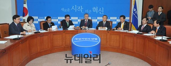 ▲ 11일 국회 야당대표회의실에서 새정치민주연합 최고위원회의가 열리고 있다. 사진 왼쪽부터 윤관석 전 수석사무부총장, 유승희 전병헌 주승용 최고위원, 문재인 대표, 우윤근 원내대표, 정청래 오영식 최고위원, 안규백 원내수석부대표. ⓒ뉴데일리 이종현 기자