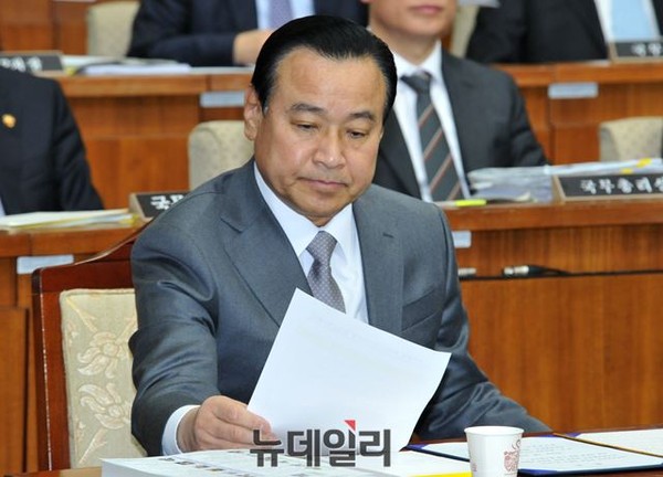 ▲ 이완구 국무총리 후보자가 인사청문회 도중 자신에게 전달된 서류를 살펴보고 있다. ⓒ뉴데일리 이종현 기자