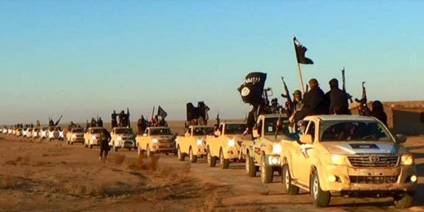 ▲ 테러조직 ISIS가 시리아 국경을 통해 이라크로 진입한 뒤 이동하는 모습. ⓒISIS 선전영상 캡쳐
