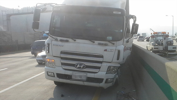 ▲ 경부고속도로를 운행중이던 한 화물차가 중앙분리대를 들이받은 아찔한 사고가 발생했다. ⓒ고속도로 순찰대 제공