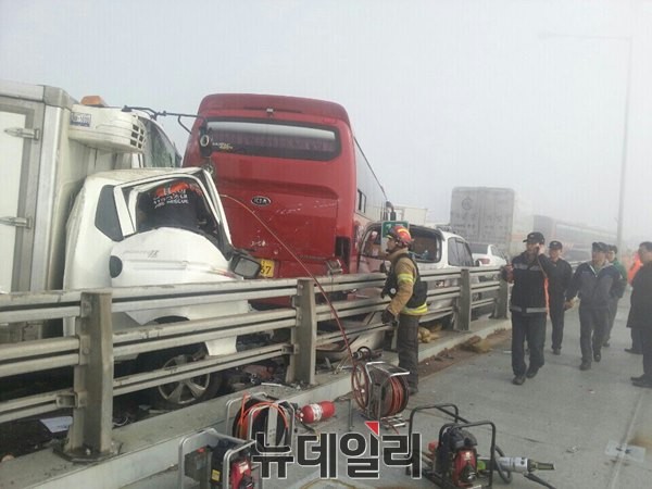 ▲ ▲영종대교 100중 추돌사고 현장사진 ⓒ 인터넷커뮤니티 캡쳐