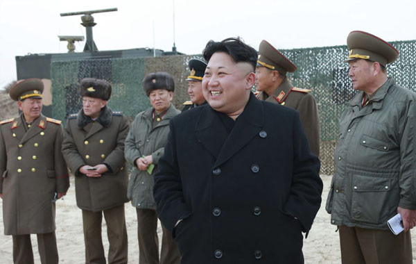 ▲ 北인민군 훈련을 보며 히죽대는 정은이. 자기 생각대로 세상이 돌아갈 거라 착각하고 있다. ⓒ北선전매체 영상캡쳐