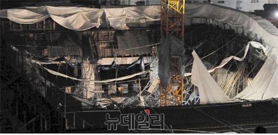 ▲ 참혹하게 붕괴된 사당종합체육관 사고현장.ⓒ 뉴데일리 이종현 기자