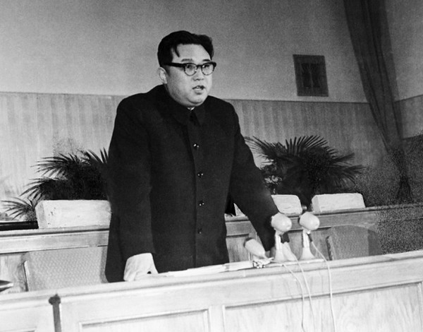 ▲ 1964년 2월 27일 김일성은 조선노동당 중앙위원회 제4기 제8차 전원회의에서 오늘날까지 적화통일정책의 기조가 되고 있는 3대혁명역량 강화노선을 제시했고, 북한은 이후 이를 이루기 위해 전력투구해 왔다.