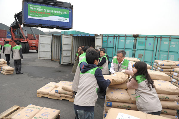 초록우산 어린이 재단이 2014년 3월 북한 어린이들을 위한 영양식을 컨테이너에 싣는 모습. 북한 김정은 집단이 대한적십자사가 어린이를 위해 보내려던 분유의 반입을 거절했다. 사진은 본 기사내용과 직접적인 관련은 없습니다. ⓒ초록우산 어린이재단 홈페이지 캡쳐