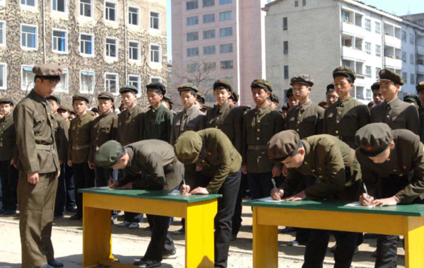 ▲ 입대 서명하는 북한 학생들.(자료사진)