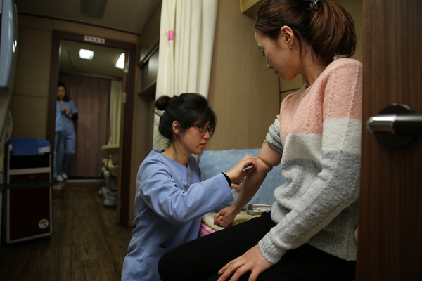 ▲ 경북도가 운영중인 ‘찾아가는 산부인과’ 서비스가 도내 여성 등 지역주민으로 부터 큰 호응을 얻고 있다.ⓒ경북도 제공