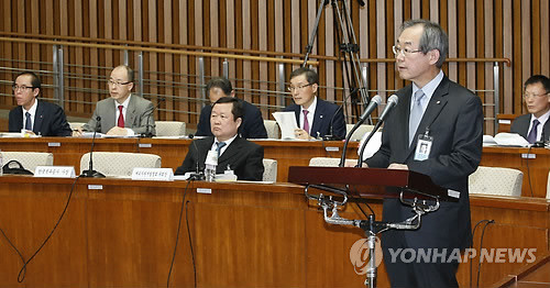 ▲ 서문규 석유공사 사장이 12일 오전 국회에서 열린 정부 및 공공기관 등의 해외자원개발 진상규명을 위한 국정조사특별위원회 전체회의에서 기관보고를 하고 있다 ⓒ연합뉴스 DB